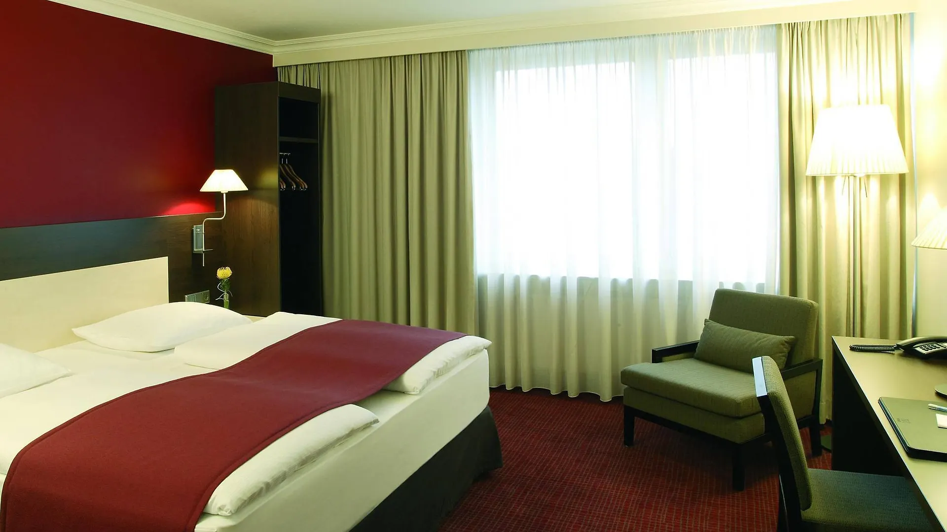 Nh Hamburg Mitte Hotel 4*,